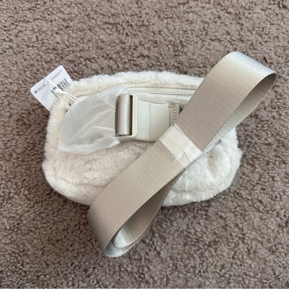 Lululemon Everywhere Belt Bag Plush Fleece Bone Silver - Picture 9 of 9